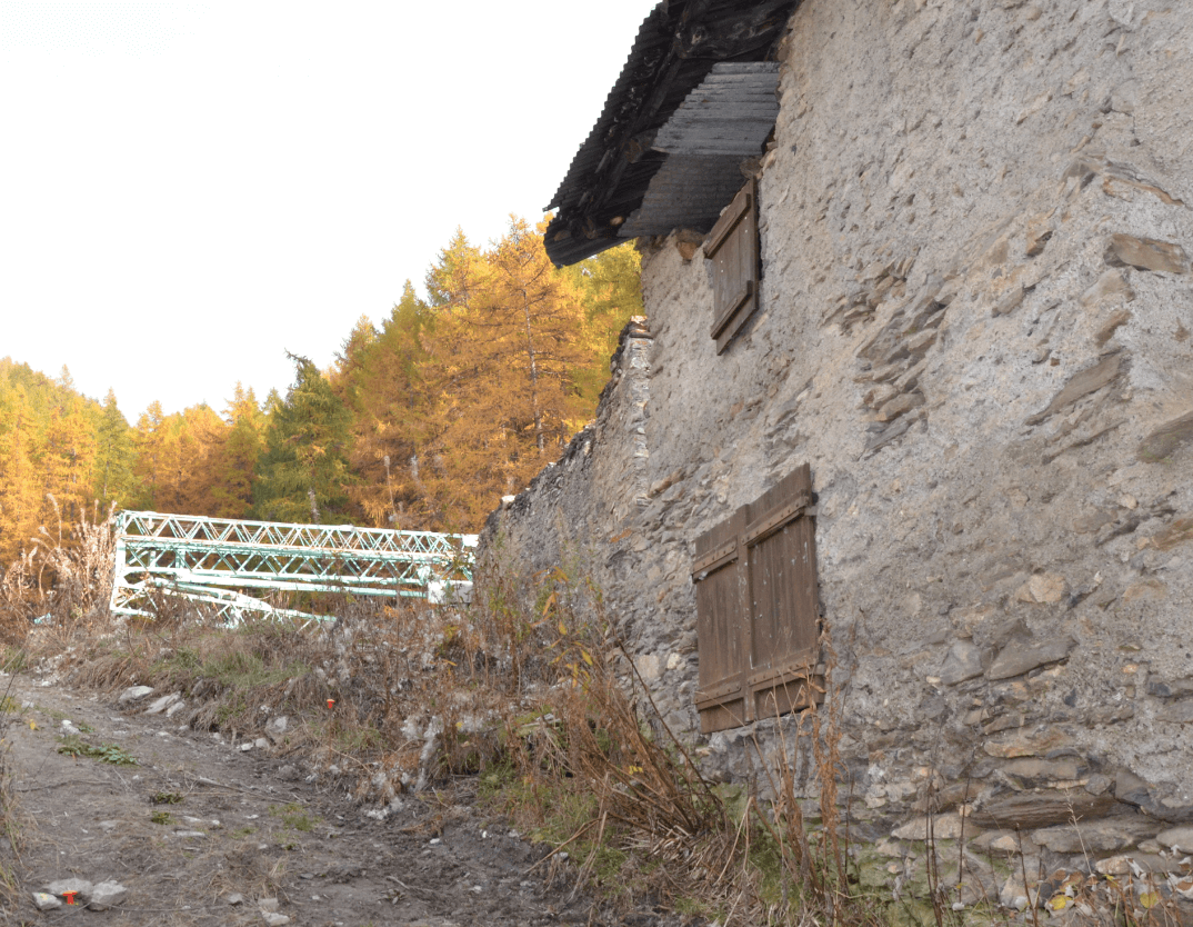 esterno di una baita d'alpeggio prima della ristrutturazione